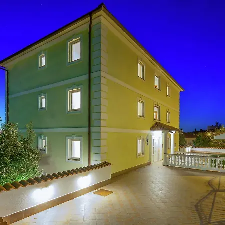 Lovely In With Roofed Terrace Apartment *