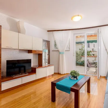 Lovely In With Roofed Terrace Apartment