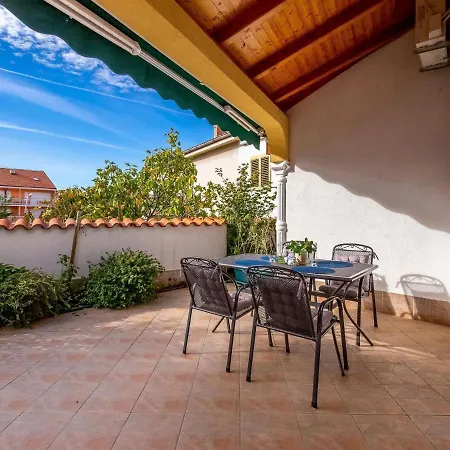 Apartment Lovely In With Roofed Terrace Crikvenica