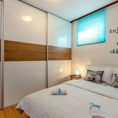 Apartment Lovely In With Roofed Terrace *