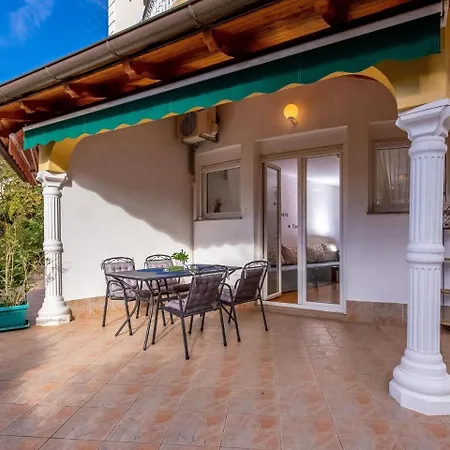 Lovely In With Roofed Terrace Apartment Crikvenica